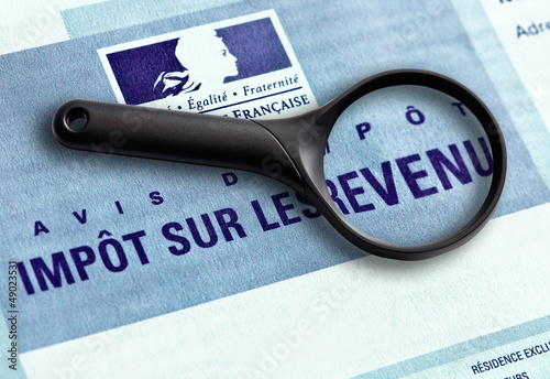 Photo: Avis d'impôt sur le revenu et loupe Avis d'impôt sur le revenu et loupe