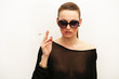 Photo: Modell mit Sonnenbrille und Zigarette Modell mit Sonnenbrille und Zigarette
