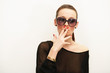 Photo: Model mit Sonnenbrille und Zigarette Model mit Sonnenbrille und Zigarette