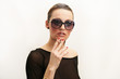 Photo: Model mit Sonnenbrille und Zigarette Model mit Sonnenbrille und Zigarette