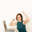 Frau zuhause am Notebook
