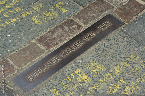 Photo: Berliner Mauer - Markierung Berliner Mauer - Markierung