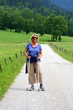 Frau beim Walken