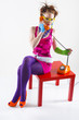 Junge Frau trägt farbige Kleidung (Color Blocking)