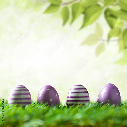 Photo: 4 Ostereier vor Frühlingshintergrund 4 Ostereier vor Frühlingshintergrund