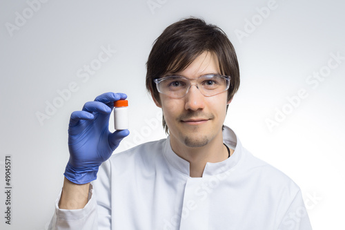 Photo: Ein Wissenschaftler präsentiert Medikamente Ein Wissenschaftler präsentiert Medikamente