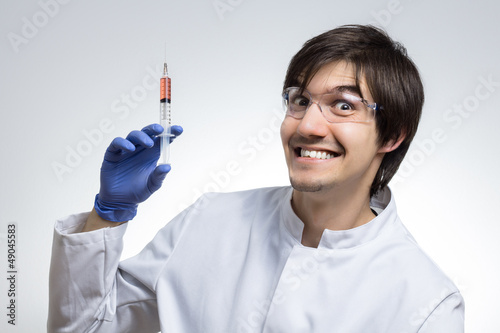 Photo: Verrückter Wissenschaftler hält Spritze mit roter Flüssigkeit Verrückter Wissenschaftler hält Spritze mit roter Flüssigkeit