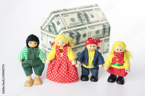 Photo: Familie vor Haus aus Dollarscheinen Familie vor Haus aus Dollarscheinen