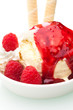 Vanille-Eis mit warmen Himbeeren