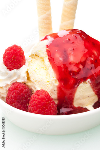 Photo: Vanille-Eis mit warmen Himbeeren Vanille-Eis mit warmen Himbeeren