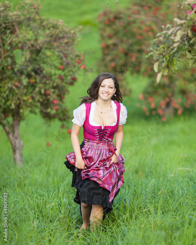 Photo: Frau zwischen Apfelbäumen Frau zwischen Apfelbäumen