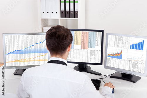 Photo: Stock broker trading in a bull market Stock broker trading in a bull market