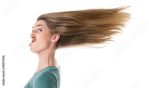 Photo: Frau schneidet Grimasse - Haare isoliert Frau schneidet Grimasse - Haare isoliert