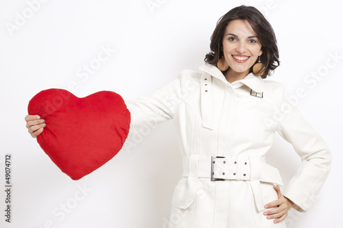 Photo: Attraktive Frau mit rotem Herz wartet auf den Valentinstag Attraktive Frau mit rotem Herz wartet auf den Valentinstag