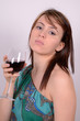 junge frau mit weinglas