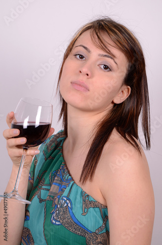 Photo: junge frau mit weinglas junge frau mit weinglas