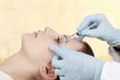 Junge Frau erhält eine Spritze gegen Falten, Botox