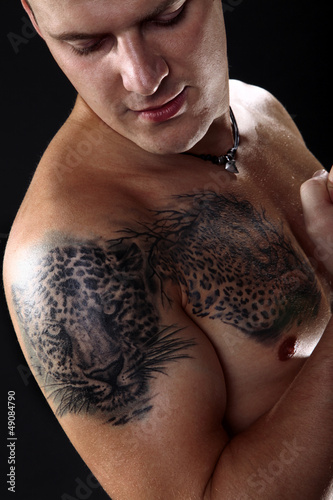 Photo: Junger Mann nackter Oberkörper mit Tattoo Junger Mann nackter Oberkörper mit Tattoo
