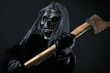 Mann mit Horrormaske hält Axt