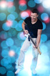 Foto: Junger Mann spielt E Gitarre und lacht vor Freude Junger Mann spielt E Gitarre und lacht vor Freude