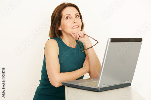 Photo: ältere Frau am Laptop ältere Frau am Laptop