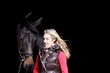 frau + pferd vor schwarzem hintergrund