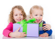 kinder mit geschenk