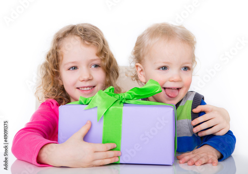 Photo: kinder mit geschenk kinder mit geschenk