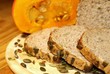 Kürbiskernbrot mit einem Kürbis