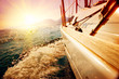 Foto: Yacht Sailing against sunset. Sailboat. Yachting. Sailing Yacht Sailing against sunset. Sailboat. Yachting. Sailing
