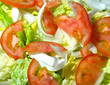 ensalada,de lechuga, tomate y cebolla