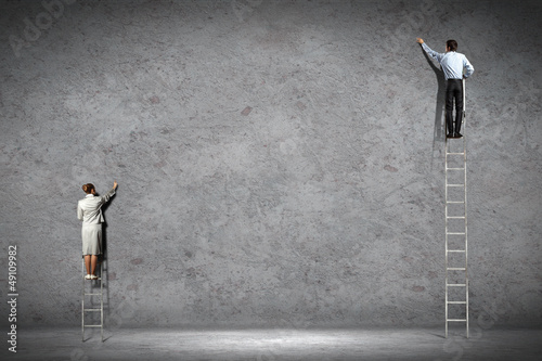 Photo: businesspeople drawing diagrams on wall businesspeople drawing diagrams on wall
