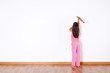 Foto: Little girl writing on the wall Little girl writing on the wall