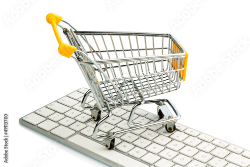 Photo: Einkaufswagen und Computertastatur Einkaufswagen und Computertastatur