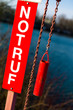 Schild mit Schriftzug Notruf