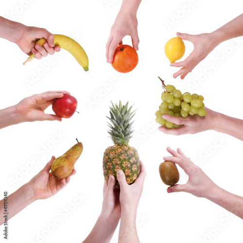 Photo: Viele Hände präsentieren frisches Obst Viele Hände präsentieren frisches Obst