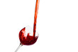 Rotwein wird in ein Weinglas eingegossen