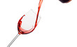 Rotwein wird in ein Weinglas eingegossen