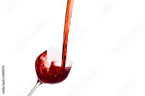 Photo: Rotwein wird in ein Weinglas eingegossen Rotwein wird in ein Weinglas eingegossen