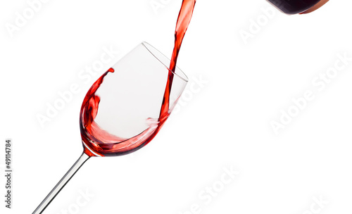 Photo: Rotwein wird in ein Weinglas eingegossen Rotwein wird in ein Weinglas eingegossen