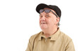 homme avec lunette de soleil et casquette fond blanc
