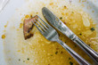 Besteck nach dem Essen auf Teller