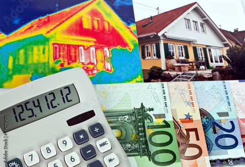 Photo: Energie sparen. Haus mit Wärmebild Kamera Energie sparen. Haus mit Wärmebild Kamera