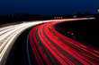Autos auf Autobahn bei Nacht