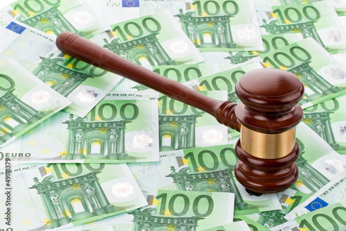 Photo: Richterhammer und Eurogeldscheine Richterhammer und Eurogeldscheine