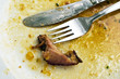 Besteck nach dem Essen auf Teller