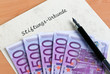 Euro Geldscheine und Urkunde einer Stiftung