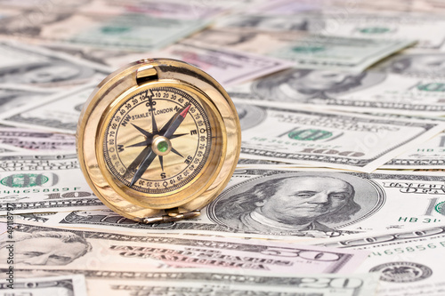 Photo: Dollar Geldscheine und Kompass Dollar Geldscheine und Kompass