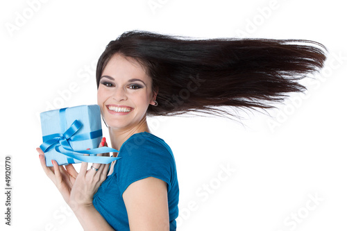 Photo: Frau mit Geburtstagsgeschenk in der Hand in Blau Frau mit Geburtstagsgeschenk in der Hand in Blau