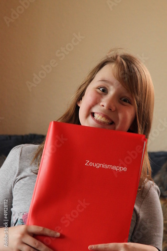 Photo: Mädchen freut sich über ihr Zeugnis Mädchen freut sich über ihr Zeugnis